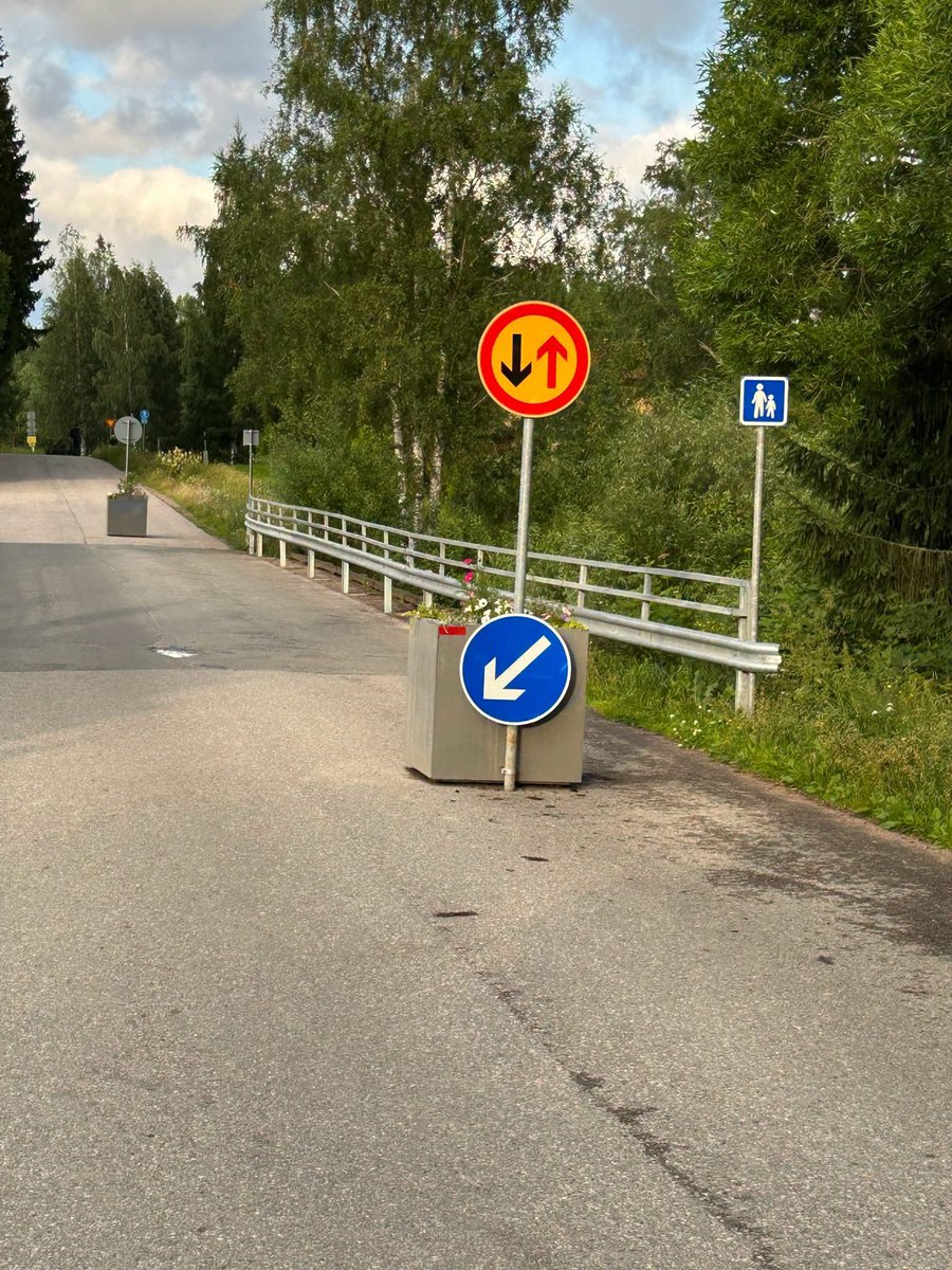 televisiomies's tweet photo. Liikenteen ohjausta Kanta-Hämeessä. #hausjärvi https://t.co/3rGwP5ZFLL