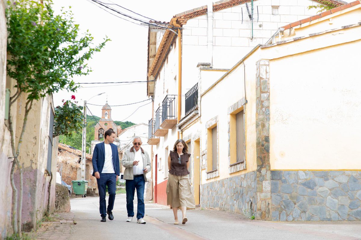 daniosesr's tweet photo. 🏘️ Cedemos al Ayuntamiento de Villarejo un tramo de la carretera LR-420 de carácter urbano, que pasará a integrarse en el patrimonio municipal para su futura mejora y adecuación con zonas para estancia y paseo de sus vecinos.
👇🏻👇🏻👇🏻👇🏻
https://t.co/HYRAfp69Nh https://t.co/rWTiGhC5bA