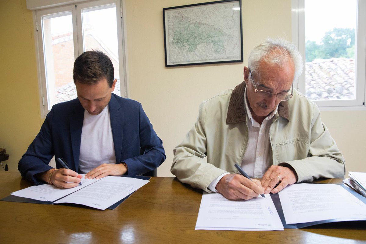 daniosesr's tweet photo. 🏘️ Cedemos al Ayuntamiento de Villarejo un tramo de la carretera LR-420 de carácter urbano, que pasará a integrarse en el patrimonio municipal para su futura mejora y adecuación con zonas para estancia y paseo de sus vecinos.
👇🏻👇🏻👇🏻👇🏻
https://t.co/HYRAfp69Nh https://t.co/rWTiGhC5bA