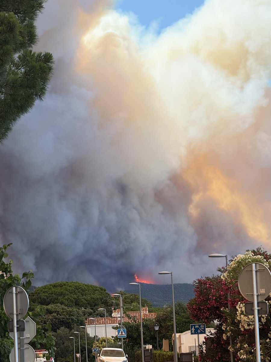 SanFranBCN's tweet photo. Desde Sant Antoni de Calonge
Incendi de La Bisbal #gavarres #LaBisbal #incendi @3CatInfo
#emporda https://t.co/IU5iD6i0VH