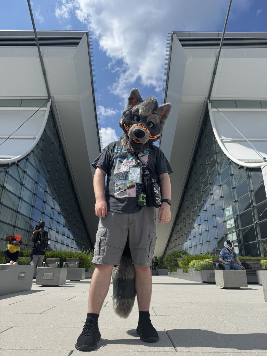 Blawrff's tweet photo. it’s so hot at AC this year 😭

still got a couple photos outside :3 https://t.co/UqpIx6XUY2
