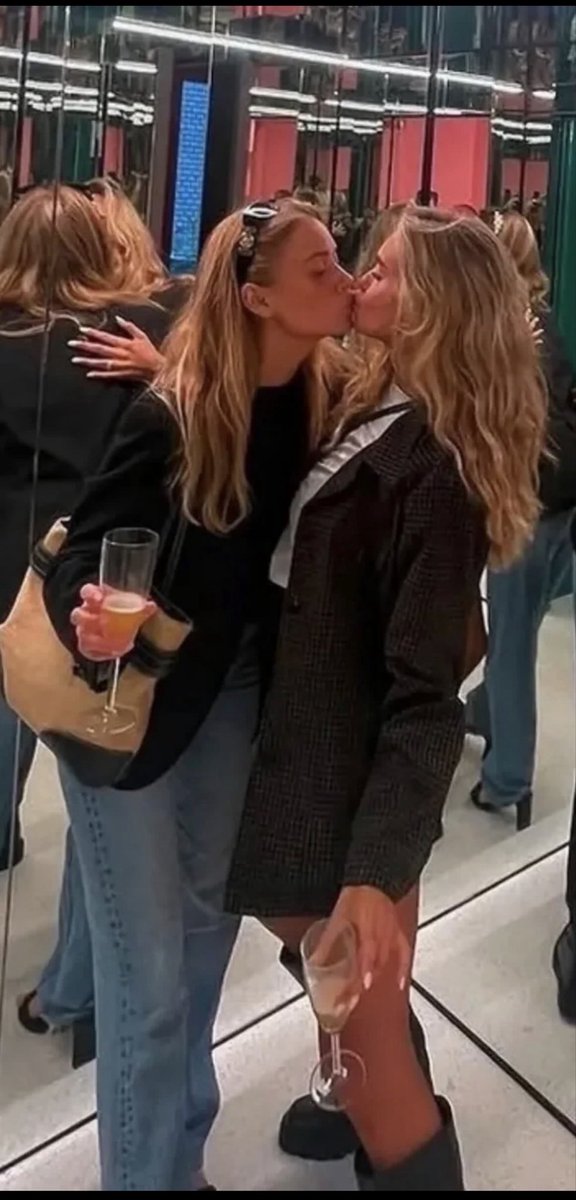 halisco28's tweet photo. @LuigiAnsaloni but he is dating with this girl, jobless social media girl and rich men hunter for visibility and fame 🤨 https://t.co/wQNRhvFbft