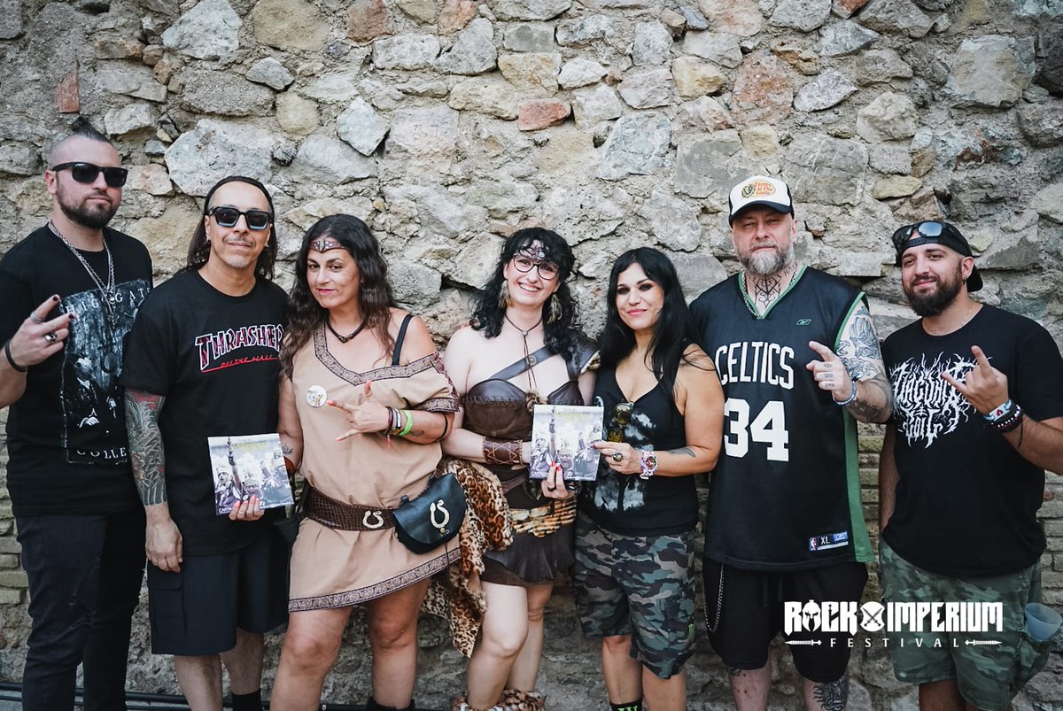 RockImperiumFes's tweet photo. 🤘 Unos pocos afortunados han podido conocer a @lacuna_coil  gracias al premiazo de @estrellalevante  🍺🔥

Cristina Scabbia, Andrea Ferro y compañía han demostrado ser tan cercanos que casi acaban firmando también la cerveza. ⚔️😄

¡Un momentazo inolvidable dentro del Rock Imperium! 🤘

::

🤘 A few lucky fans got to meet Lacuna Coil thanks to an amazing prize from Estrella Levante 🍺🔥

Cristina Scabbia, Andrea Ferro and the band proved to be so approachable they almost ended up signing the beers too. ⚔️😄

An unforgettable moment at Rock Imperium! 🤘