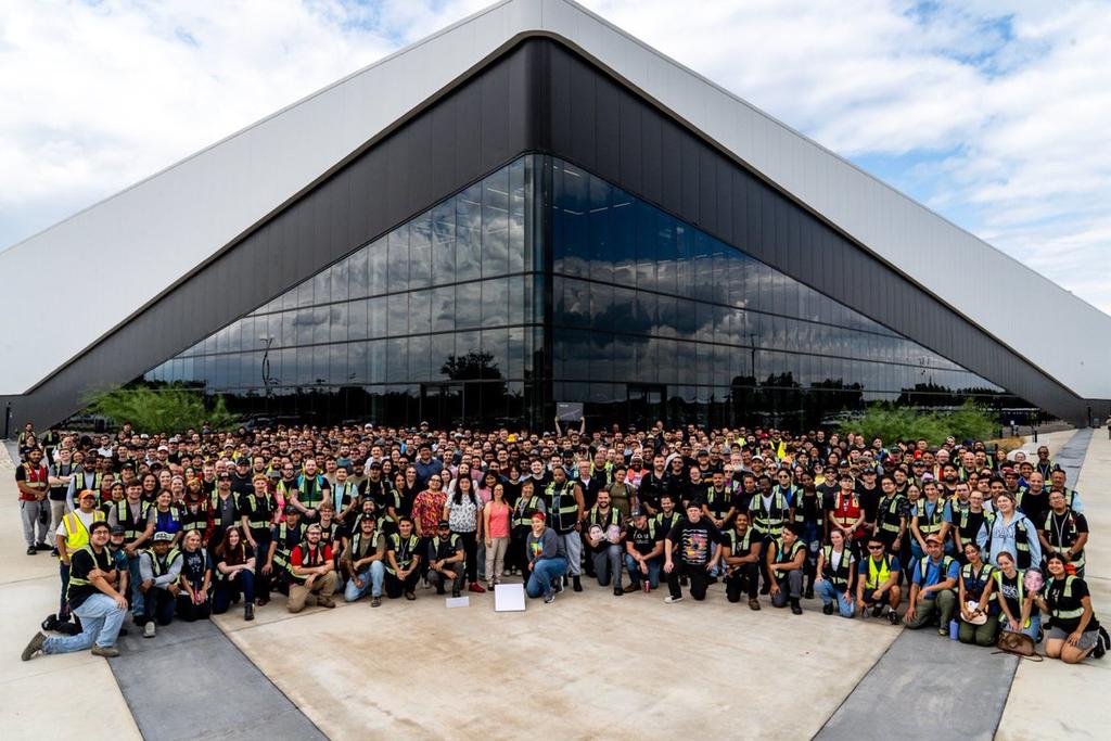 DimaZeniuk's tweet photo. SpaceX is currently producing over 170,000 Starlink kits per week https://t.co/QVU3DkB60O