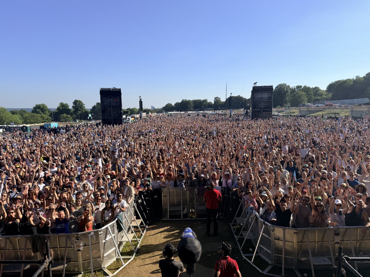 Amy__Macdonald's tweet photo. London. What a lovely audience! It was a pleasure to hang with you all this evening 💕 https://t.co/k8HjhgKDHQ