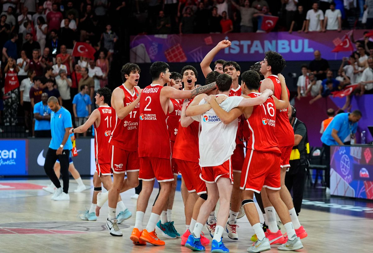 beINSPORTS_TR's tweet photo. 🇹🇷 Genç Milli Erkek Basketbol Takımımızın, Fransa galibiyeti sonrası yarı finale yükselmenin coşkusunu yaşadığı anlar! https://t.co/ZM6EuzIiDv