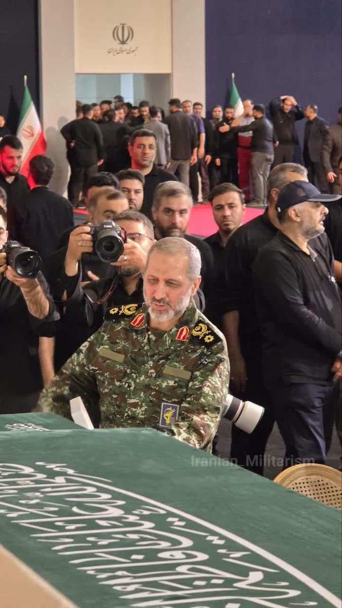 IrclockM's tweet photo. سید مجید موسوی، فرمانده هوافضای سپاه، برای اولین بار پس از جنگ در ملاء عام حاضر شد تا با فرمانده خود وداع کند. https://t.co/JWgHWgFKXF