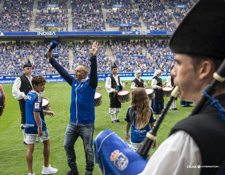 RMarcaAsturias's tweet photo. 🥩 #DMA con @pablo_guisasola desde Casa Carmen
💙 Emotivo homenaje a Cazorla: Su carrera, en sonidos
🔴 El Sporting cierra la llegada de Duñabeitia
🎨 Monje nos dibuja su perfil
🔵 Primeras palabras de los fichajes azules
➕️ Resto de titulares
📻 https://t.co/bVodeUSXi6 https://t.co/AL4sMlnWhk