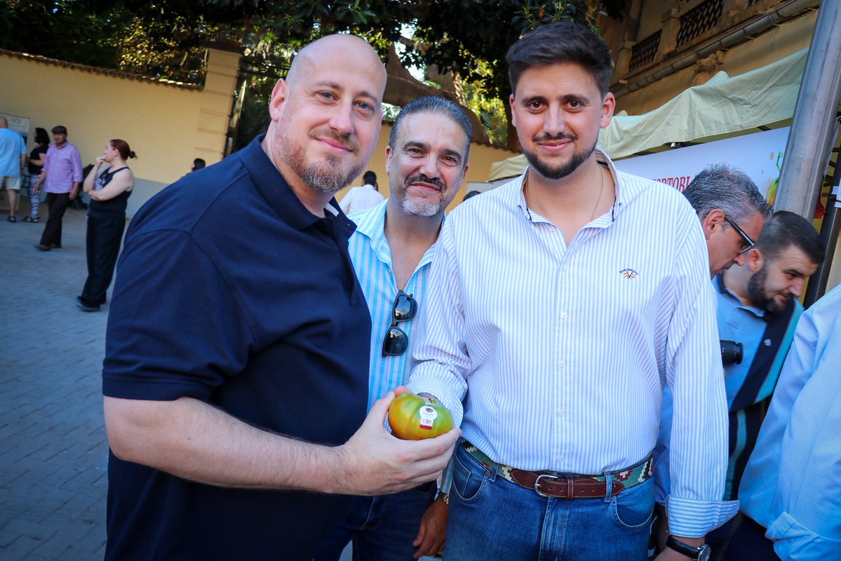 JoseMuoz1993's tweet photo. 🍅Feria del tomate de Muchamiel🚜
✅VOX siempre con el producto nacional 🇪🇸 https://t.co/NT3cMnivSY