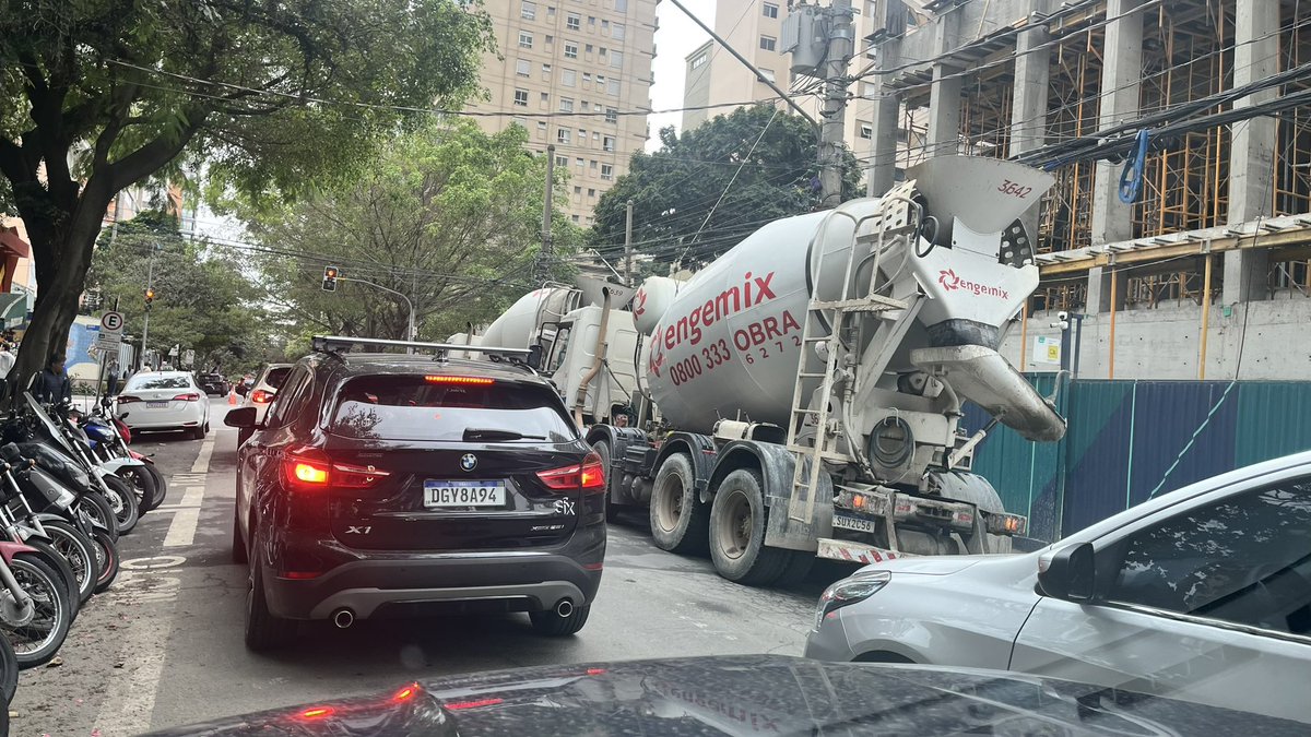 RoqNie's tweet photo. @alvaropereirajr @evenconstrutora @prefsp #moema está insuportável. Parece um canteiro de obras gigante. @prefsp @156 @ricardo_nunessp @creasp https://t.co/oFyWV7dhUZ