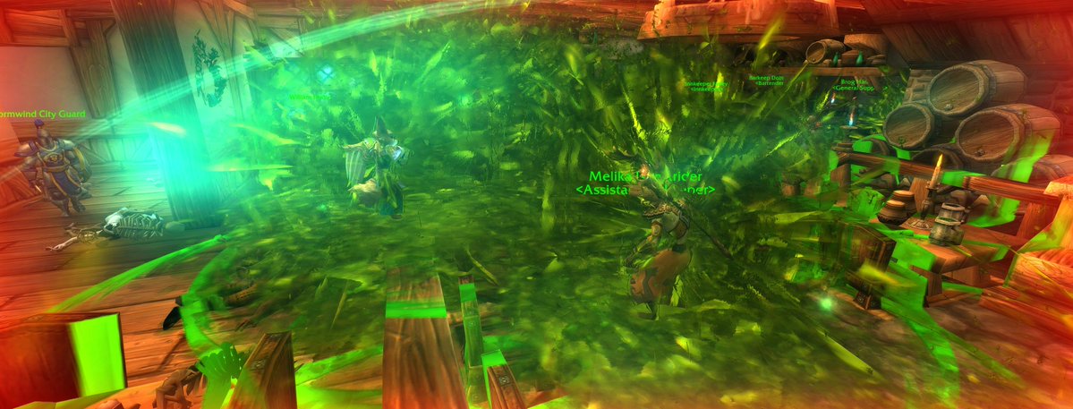 zeodeon's tweet photo. Se acuerdan de la Plaga Roja de hace mil años? VOLVIO, en color verde. 

Moonguard se  vio azotada por una plaga liberada desde Brackenhide Hollow. Basicamente el efecto es el mismo que ocurrio hace muchos años: salieron de la dungeon con un debuff activo y empezo a propagarse  fuera de este.

Ahora que tenemos Housing toca cuarentena en casa.