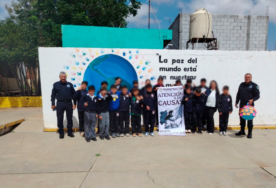 SSP_Zac's tweet photo. Con el objetivo de promover una convivencia escolar basada en el respeto y la responsabilidad, elementos de la #PEP y la Policía Municipal dieron pláticas preventivas enla Escuela Primaria Benito Juárez, en la comunidad Casa de Cerros, municipio de Pánuco.https://t.co/SUXbtdl0tu https://t.co/j7I2Z3LfJc