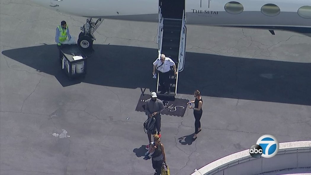 mldiffley's tweet photo. LeBron just got off a plane at Westchester County Airport 👀 https://t.co/qvflOKiKvM