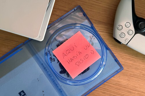 eXtas1stv's tweet photo. ÚLTIMA HORA 🚨  Sony ha desatado una oleada de indignación tras anunciar que PlayStation dejará de fabricar discos para nuevos juegos a partir de enero de 2028.

El terremoto provocado por la decisión ya está golpeando la confianza en la marca:

➡️ Boicot de desarrolladores: La medida ha sentado tan mal en el sector que al menos un estudio aclamado por la crítica ya ha plantado cara, afirmando que esto le quita por completo el incentivo de desarrollar juegos para la plataforma.

➡️ La letra pequeña para socios: A los editores y publishers se les ha matizado el mensaje: los juegos lanzados antes de 2028 sí podrán seguir recibiendo tiradas de discos en formato físico más allá de esa fecha.

Sony acelera la transición forzada hacia el monopolio digital para controlar al 100% los precios y los márgenes de beneficio de su tienda, arrastrando a una industria que empieza a perder el interés en programar para un ecosistema sin preservación física.