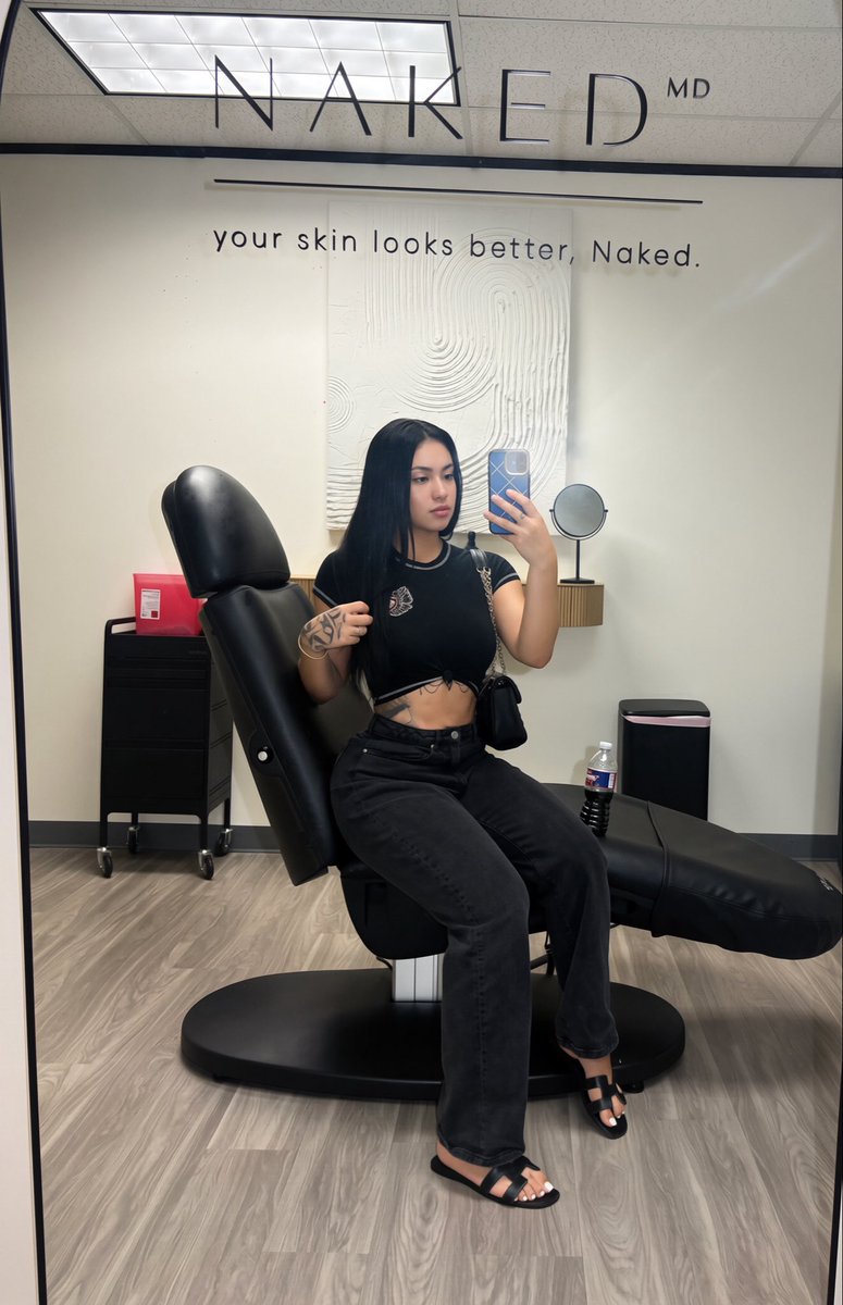 Damn3va's tweet photo. Bad bitch &amp; she only get badder 😘 https://t.co/2Hd5IvKkgA