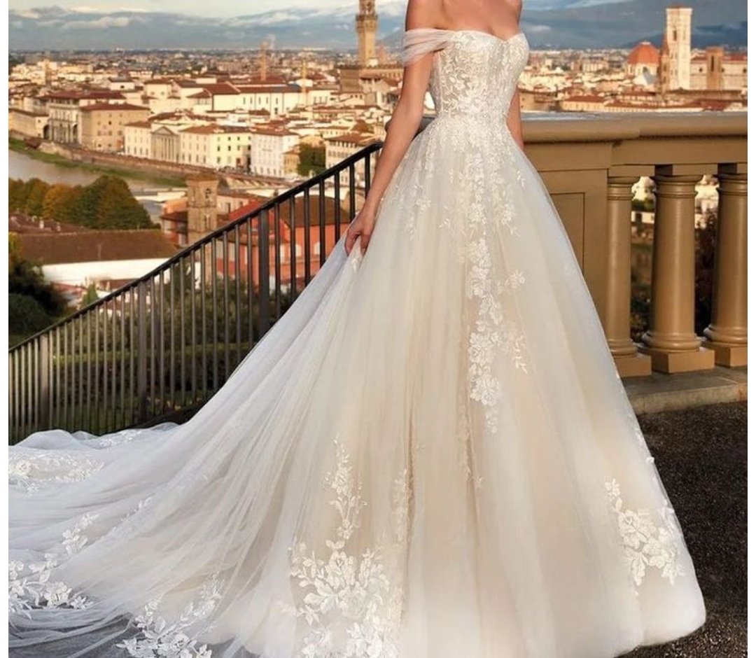 sammymitchell0's tweet photo. Imagino algo assim, Taylor é muito princesa pra usar algo liso, sereia ou colado no corpo https://t.co/jszC17OADY