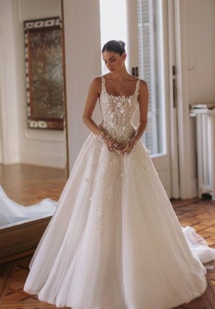 sammymitchell0's tweet photo. Imagino algo assim, Taylor é muito princesa pra usar algo liso, sereia ou colado no corpo https://t.co/jszC17OADY