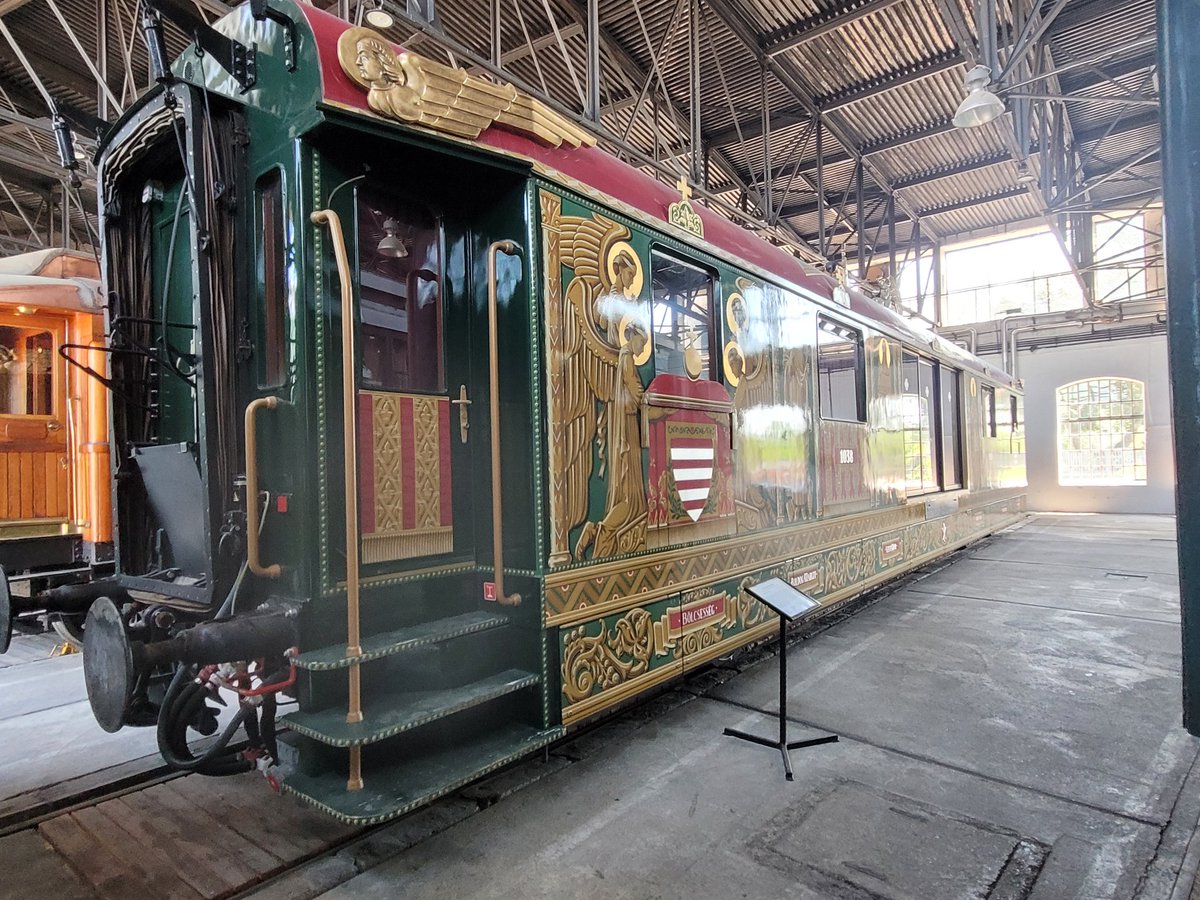 THR_Shrek's tweet photo. a couple of births away from the S160 were the carriage selections within the park, along with a GAZ-13 Chaika that has been converted to rail tracked. Behind was 2 inspection trollies with 2 beautifully designed coaches dating back from 1938 and 1912 respectively https://t.co/Ad3dX0cYNm