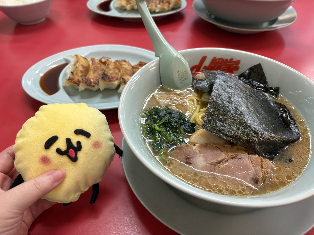 Rapirapi_1014's tweet photo. 親友とえもちゃんと共に最強のでぶ活してきたぜ〜(｡ ・`ω・´) 深夜ラーメンなんて罪なんでしょう🥹🥹背徳の味がしたぜ…🥰🥰 https://t.co/carilOxYgY
