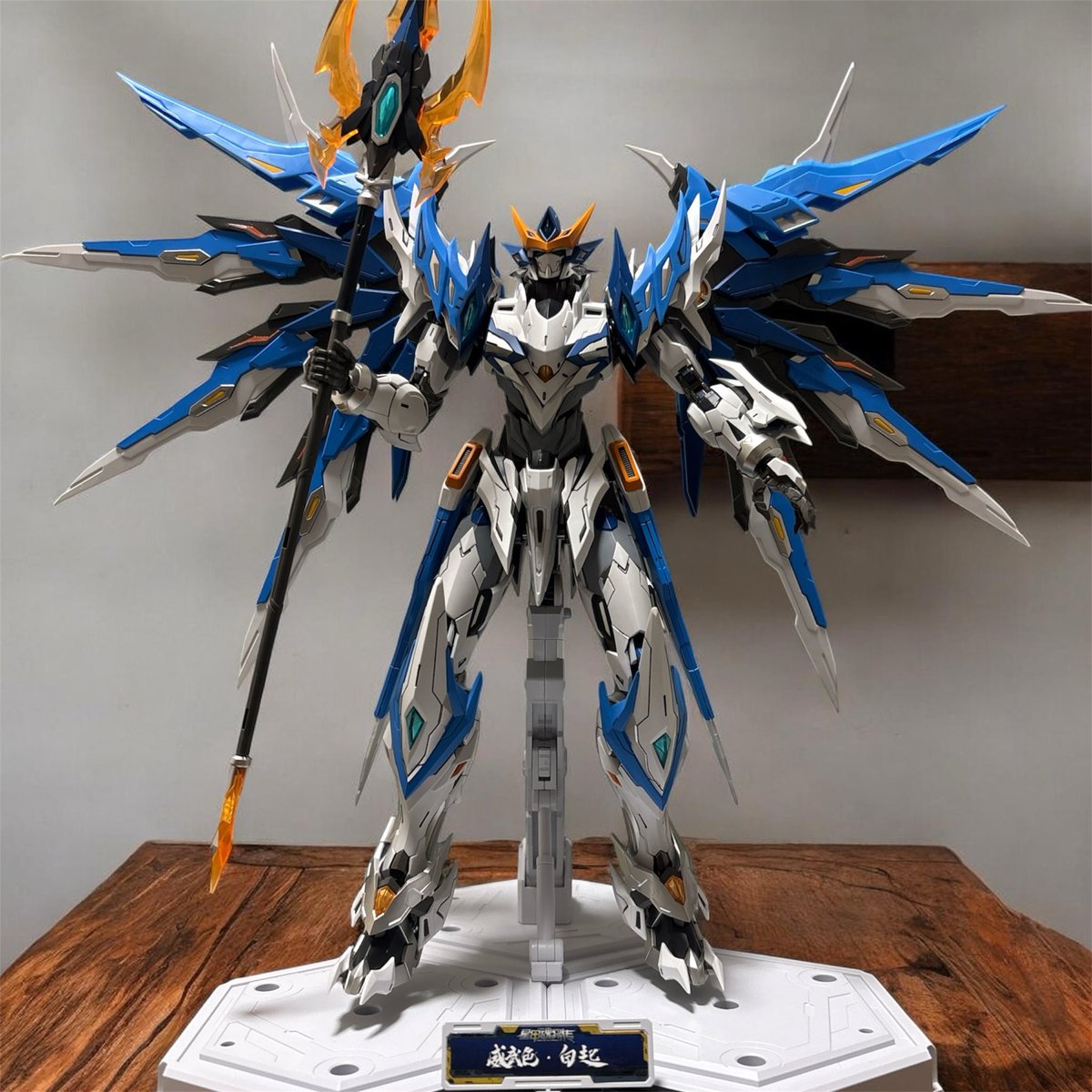 yasisun's tweet photo. ゆっくりで約1週間で白起完成しました‼︎

翼を展開した姿はかなりの迫力で、かなりカッコいいです‼︎
白青のカラーリングも予想以上に良かったです‼︎

干将はノーマルカラーを買う予定でしたが、白カラーも良さそうで当分悩みそうです😅

#摩動核
#白起
#星甲魂将伝 https://t.co/hHoxTz8sG1