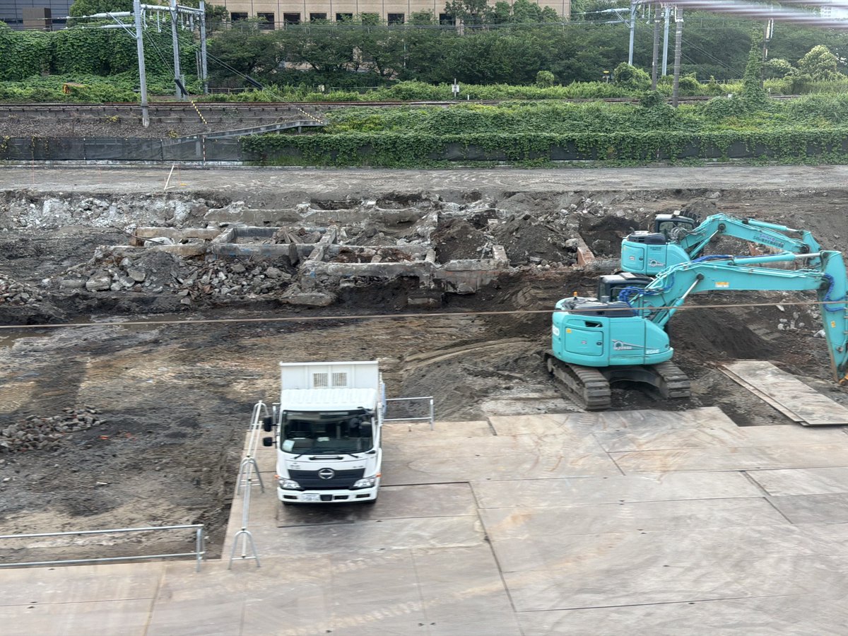 n_jolly_iphone's tweet photo. 京急川崎駅から上り列車乗って
多摩川を渡る前
JR線との間に自動車教習所がありました

再開発で取り壊され地面も掘り起こされ

多分
京浜川崎駅地上時代に
車庫であったであろう
レンガの基礎部分が見えてます
(2026/7/2 現在) https://t.co/WnY4HKUDJe