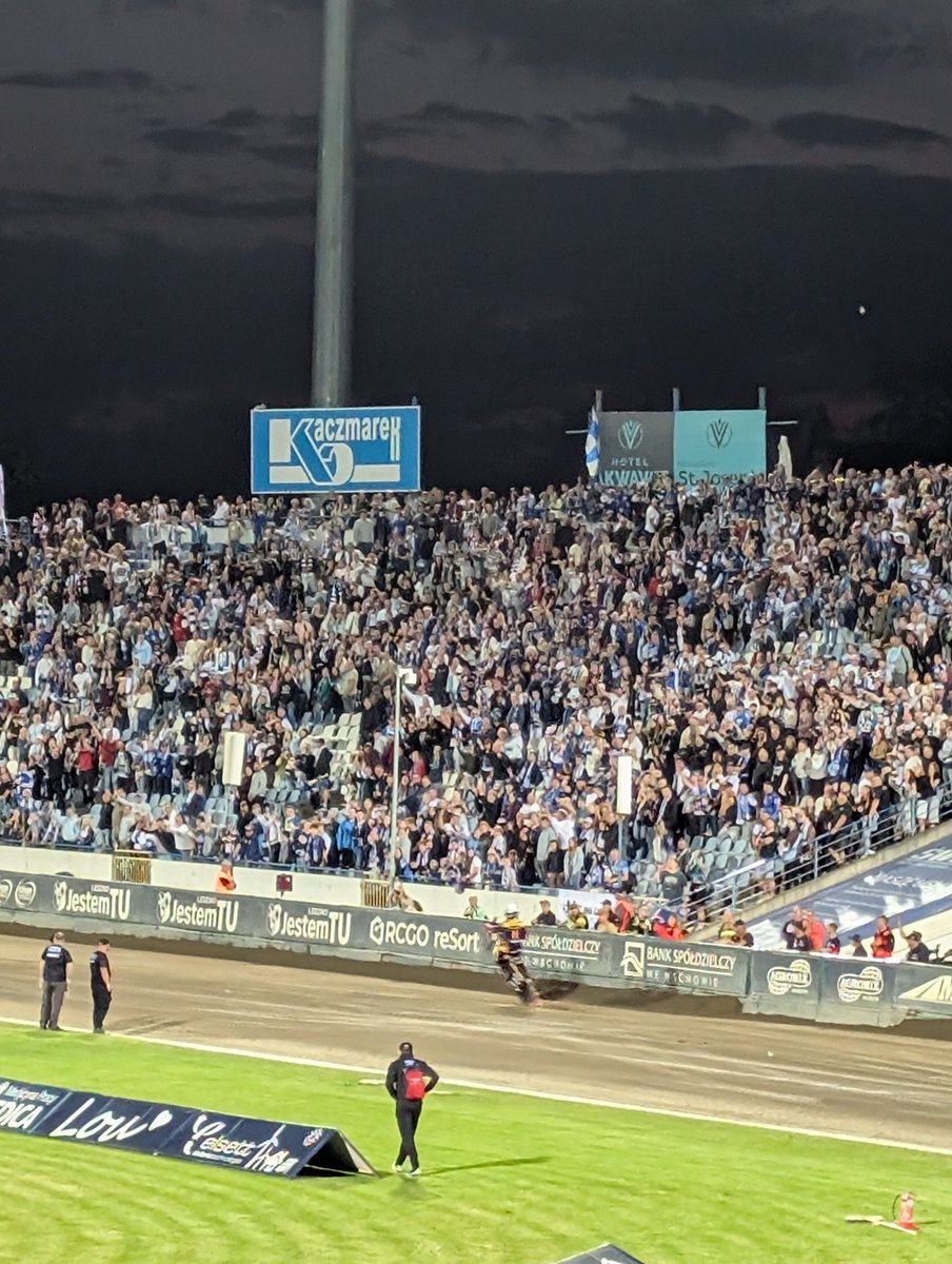 KarolK71's tweet photo. 3 PUNKTY SĄ NASZE
LESZNO JEST NASZE
LIDER JEST NASZ

Cóż za przepiękny wieczór 💛❤️

#LESWRO https://t.co/Hdl6EGOH3v