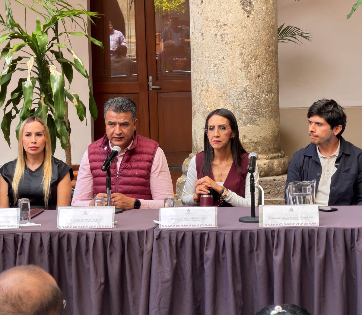 aroguzman's tweet photo. @ea_puerto Guarda esta foto: es la prueba de que para los políticos siempre será más grande el ansia individual de hueso que la convicción y los principios. Un día señalan la corrupción y al día siguiente abrazan a los corruptos, si así conviene a sus intereses personales. Qué pena. https://t.co/nJ6PXQJzzE