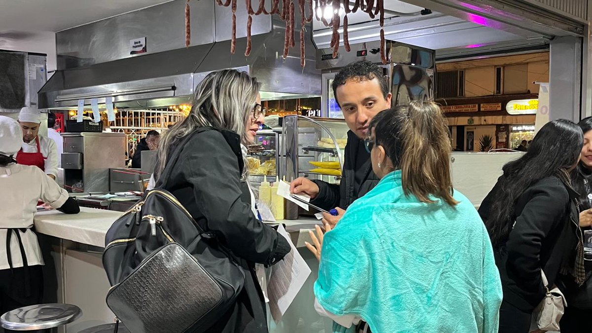 DIANColombia's tweet photo. ✅ Avanzamos con acciones de control en Bogotá. 📍 

Hoy la DIAN realiza visitas a joyerías del centro de la ciudad para verificar trámites de compensación y devolución. 💼 

Además, en el marco de los partidos del mundial ⚽, adelanta verificaciones de la expedición de factura electrónica en bares y gastrobares. 🍽️ 

#FiscalizaciónDIAN #MejorConFacturaElectrónica
