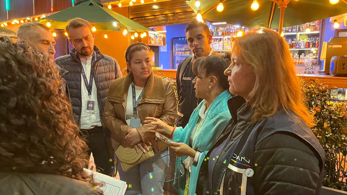 DIANColombia's tweet photo. ✅ Avanzamos con acciones de control en Bogotá. 📍 

Hoy la DIAN realiza visitas a joyerías del centro de la ciudad para verificar trámites de compensación y devolución. 💼 

Además, en el marco de los partidos del mundial ⚽, adelanta verificaciones de la expedición de factura electrónica en bares y gastrobares. 🍽️ 

#FiscalizaciónDIAN #MejorConFacturaElectrónica