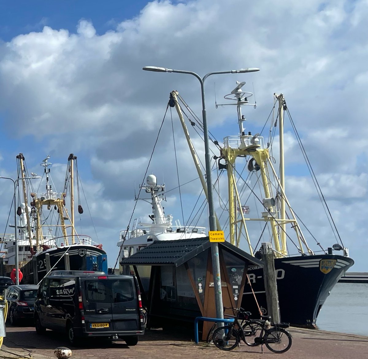 sandersmitwzn's tweet photo. Kom de visserij 🛳️ beleven op #Wieringen! 

Vandaag luidde ik met collega’s van het Strategisch Europees Visserijoverleg de bel 🛎️ bij het Blue Food Centrum, waar we als Nederlandse Europarlementariërs gastvrij werden ontvangen. 

Indrukwekkend om te zien wat hier is neergezet in korte tijd. De vers gepelde garnalen 🦐 waren van voortreffelijke kwaliteit! 

@HollandsKroon #DenOever