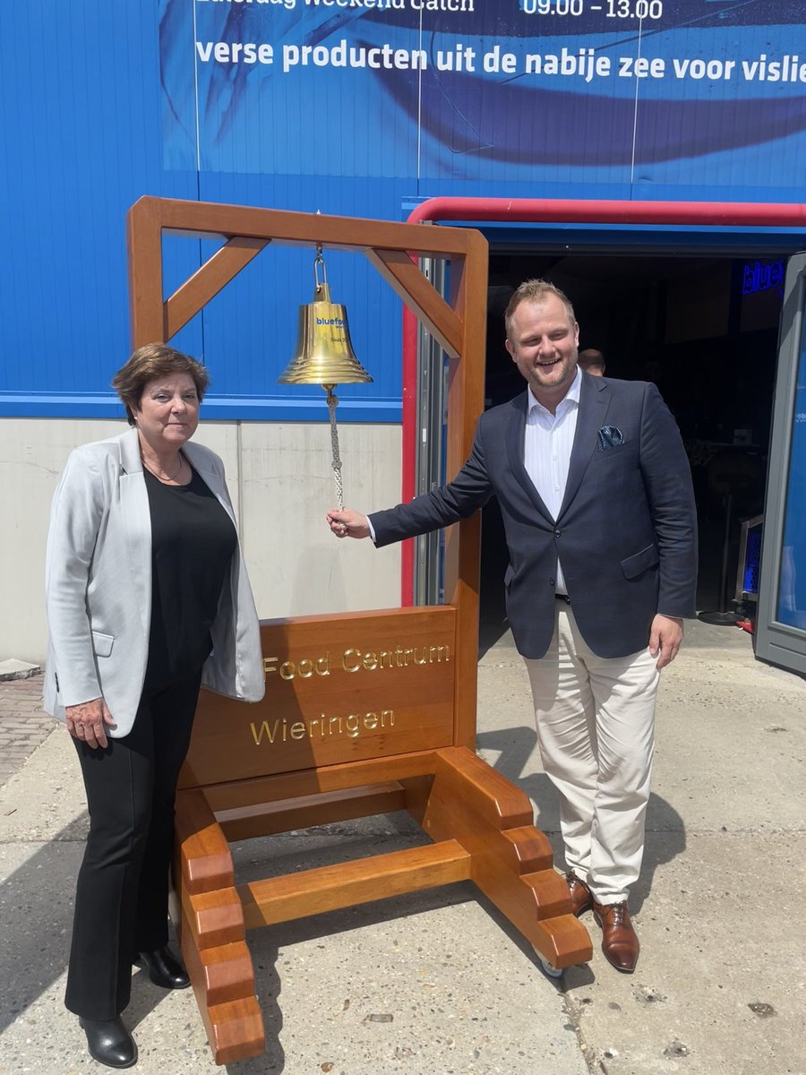 sandersmitwzn's tweet photo. Kom de visserij 🛳️ beleven op #Wieringen! 

Vandaag luidde ik met collega’s van het Strategisch Europees Visserijoverleg de bel 🛎️ bij het Blue Food Centrum, waar we als Nederlandse Europarlementariërs gastvrij werden ontvangen. 

Indrukwekkend om te zien wat hier is neergezet in korte tijd. De vers gepelde garnalen 🦐 waren van voortreffelijke kwaliteit! 

@HollandsKroon #DenOever