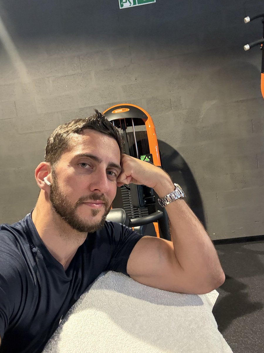 VicPerrelli's tweet photo. Après la plage, la séance biceps 💪 
#FORZA https://t.co/FZrPwoHtci