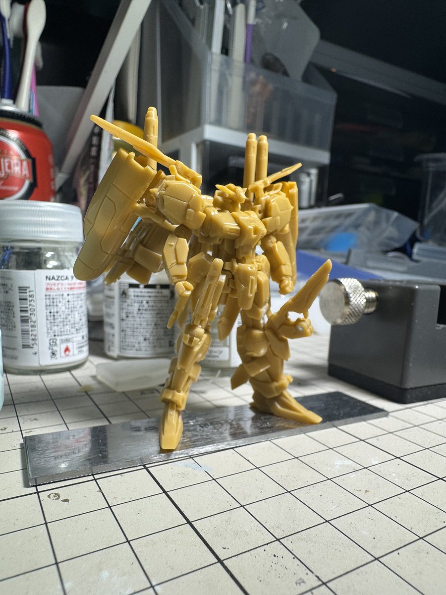 Usoyaoya's tweet photo. ばらしてモールドを彫り直して、一部にエッチングパーツをインストール。
足にネオジム入れたので、自立できるようになった。画像で改めて観ると、あと少しばかり手を入れなければ、と気づくところがありますなあ。塗装までまだまだ。
#ガンダムアーティファクト
#GUNPLA
#ガンプラ https://t.co/5tAbu7zZnE