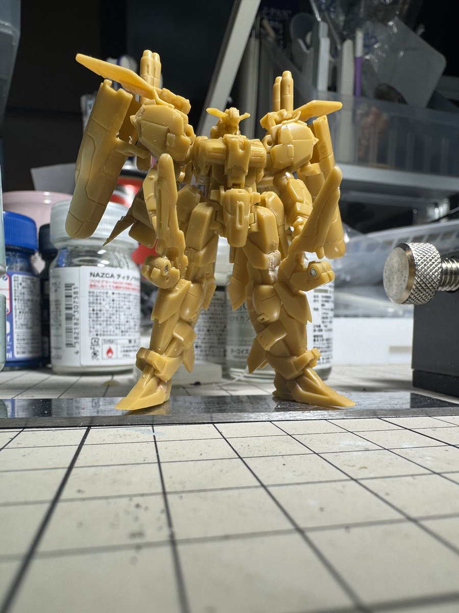 Usoyaoya's tweet photo. ばらしてモールドを彫り直して、一部にエッチングパーツをインストール。
足にネオジム入れたので、自立できるようになった。画像で改めて観ると、あと少しばかり手を入れなければ、と気づくところがありますなあ。塗装までまだまだ。
#ガンダムアーティファクト
#GUNPLA
#ガンプラ https://t.co/5tAbu7zZnE
