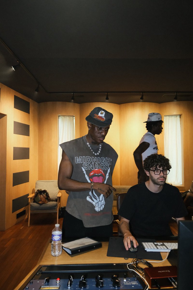AlbumTalksHQ's tweet photo. Blaqbonez &amp; Victony in the studio 🤩

Possible Collab on Victony's "Starlife"? 👀 https://t.co/iNhyKlXc8z