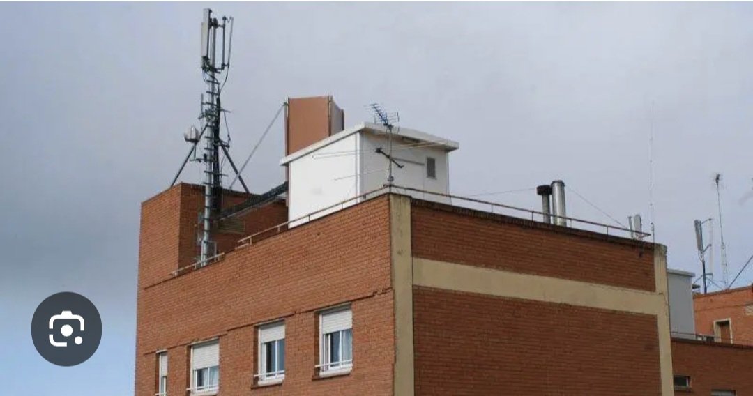 CMG61's tweet photo. @lalogitud Son las casetas de las antenas de celular, quizás en algún edificio que se cayo habia antenas en los techos https://t.co/kWHy14ZEwr