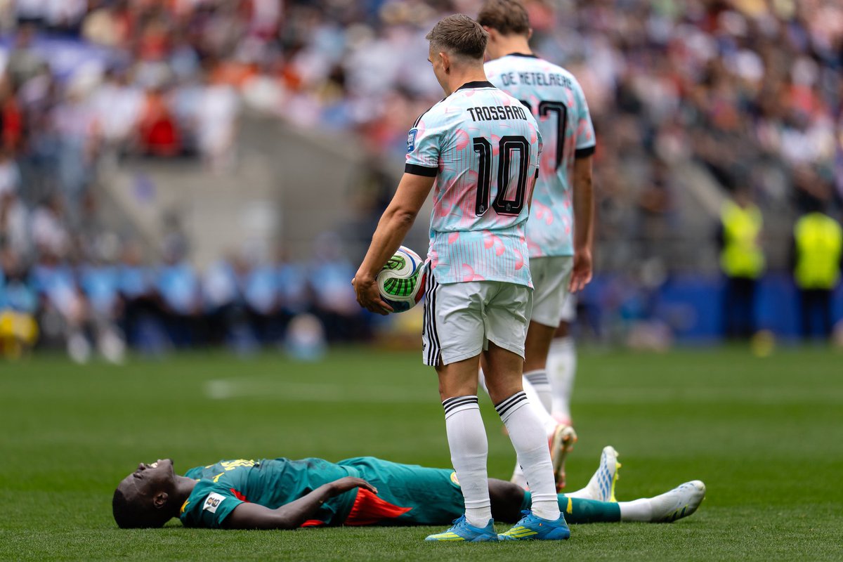 _BeFootball's tweet photo. 🚨 Christophe Dugarry charge le niveau du foot africain, SAUVÉ SELON LUI PAR LE MAROC AU MONDIAL 🇲🇦🌍:

« 𝗔𝗨 𝗕𝗢𝗨𝗧 𝗗’𝗨𝗡 𝗠𝗢𝗠𝗘𝗡𝗧, 𝗖𝗘 𝗡’𝗘𝗦𝗧 𝗣𝗔𝗦 𝗟𝗘 𝗛𝗔𝗦𝗔𝗥𝗗. Comme par hasard, il y a une équipe qui s’en sort bien, c’est le Maroc 🤷‍♂️. 

𝗔𝘂 𝗠𝗮𝗿𝗼𝗰, 𝗶𝗹𝘀 𝗼𝗻𝘁 𝗱𝗲́𝗰𝗶𝗱𝗲́ 𝗱𝗲 𝗽𝗿𝗲𝗻𝗱𝗿𝗲 𝗹𝗲𝘀 𝗰𝗵𝗼𝘀𝗲𝘀 𝗲𝗻 𝗺𝗮𝗶𝗻, 𝗱𝗲 𝘀𝗲 𝘀𝘁𝗿𝘂𝗰𝘁𝘂𝗿𝗲𝗿, 𝗱𝗲 𝗺𝗲𝘁𝘁𝗿𝗲 𝗱𝗲𝘀 𝗺𝗼𝘆𝗲𝗻𝘀 𝗰𝗼𝗻𝘀𝗶𝗱𝗲́𝗿𝗮𝗯𝗹𝗲𝘀.

Sans faire de généralités, et on l'a vu avec le Sénégal 🇸🇳, ils ont toujours autant de mal à se structurer et 𝗮̀ 𝗮𝗿𝗿𝗶𝘃𝗲𝗿 𝗱𝗮𝗻𝘀 𝘂𝗻𝗲 𝗰𝗼𝗺𝗽𝗲́𝘁𝗶𝘁𝗶𝗼𝗻 𝗹’𝗲𝘀𝗽𝗿𝗶𝘁 𝗹𝗶𝗯𝗿𝗲, 𝗲𝗻 𝗺𝗼𝗱𝗲 𝗰𝗼𝗺𝗺𝗮𝗻𝗱𝗼, 𝗺𝗶𝘀𝘀𝗶𝗼𝗻, 𝗮𝘃𝗲𝗰 𝘁𝗼𝘂𝘁𝗲𝘀 𝗹𝗲𝘀 𝗰𝗵𝗼𝘀𝗲𝘀 𝗾𝘂𝗶 𝘀𝗼𝗻𝘁 𝗰𝗹𝗮𝗶𝗿𝗲𝘀, 𝗻𝗲𝘁𝘁𝗲𝘀 𝗲𝘁 𝗽𝗿𝗲́𝗰𝗶𝘀𝗲𝘀.

Au bout d’un moment, ce n’est pas le hasard! 𝗜𝗹 𝗳𝗮𝘂𝘁 𝗮𝗿𝗿𝗲̂𝘁𝗲𝗿 𝗱𝗲 𝗽𝗲𝗻𝘀𝗲𝗿 𝗾𝘂𝗲 𝗰’𝗲𝘀𝘁 𝗽𝗮𝘀 𝗱𝗲 𝗰𝗵𝗮𝗻𝗰𝗲. 𝗜𝗹𝘀 𝘀𝗼𝗻𝘁 𝗰𝗮𝗽𝗮𝗯𝗹𝗲𝘀 𝗱𝗲 𝗯𝗶𝗲𝗻 𝘀’𝗼𝗿𝗴𝗮𝗻𝗶𝘀𝗲𝗿. »

(@Rothensenflamme)