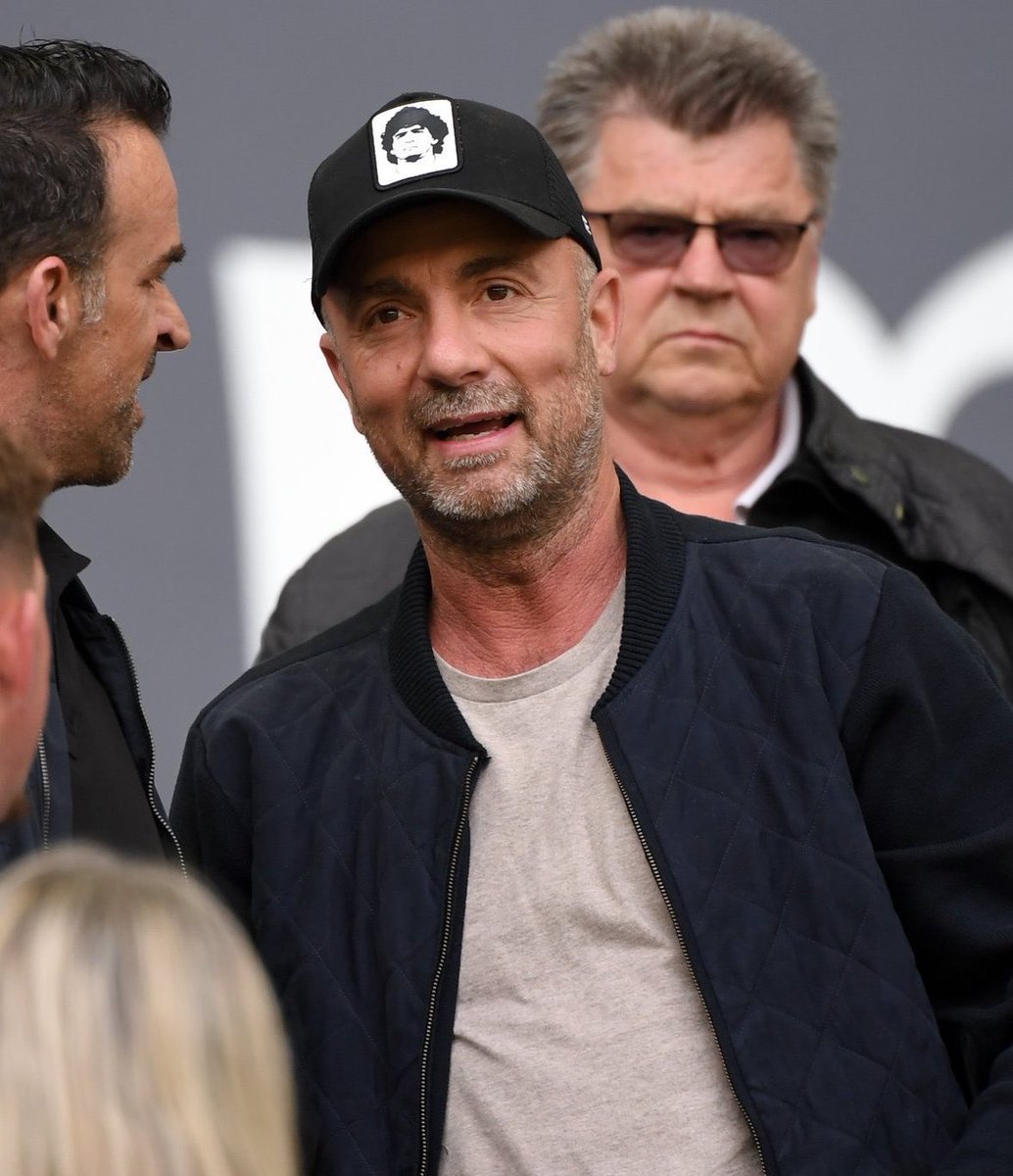 _BeFootball's tweet photo. 🚨 Christophe Dugarry charge le niveau du foot africain, SAUVÉ SELON LUI PAR LE MAROC AU MONDIAL 🇲🇦🌍:

« 𝗔𝗨 𝗕𝗢𝗨𝗧 𝗗’𝗨𝗡 𝗠𝗢𝗠𝗘𝗡𝗧, 𝗖𝗘 𝗡’𝗘𝗦𝗧 𝗣𝗔𝗦 𝗟𝗘 𝗛𝗔𝗦𝗔𝗥𝗗. Comme par hasard, il y a une équipe qui s’en sort bien, c’est le Maroc 🤷‍♂️. 

𝗔𝘂 𝗠𝗮𝗿𝗼𝗰, 𝗶𝗹𝘀 𝗼𝗻𝘁 𝗱𝗲́𝗰𝗶𝗱𝗲́ 𝗱𝗲 𝗽𝗿𝗲𝗻𝗱𝗿𝗲 𝗹𝗲𝘀 𝗰𝗵𝗼𝘀𝗲𝘀 𝗲𝗻 𝗺𝗮𝗶𝗻, 𝗱𝗲 𝘀𝗲 𝘀𝘁𝗿𝘂𝗰𝘁𝘂𝗿𝗲𝗿, 𝗱𝗲 𝗺𝗲𝘁𝘁𝗿𝗲 𝗱𝗲𝘀 𝗺𝗼𝘆𝗲𝗻𝘀 𝗰𝗼𝗻𝘀𝗶𝗱𝗲́𝗿𝗮𝗯𝗹𝗲𝘀.

Sans faire de généralités, et on l'a vu avec le Sénégal 🇸🇳, ils ont toujours autant de mal à se structurer et 𝗮̀ 𝗮𝗿𝗿𝗶𝘃𝗲𝗿 𝗱𝗮𝗻𝘀 𝘂𝗻𝗲 𝗰𝗼𝗺𝗽𝗲́𝘁𝗶𝘁𝗶𝗼𝗻 𝗹’𝗲𝘀𝗽𝗿𝗶𝘁 𝗹𝗶𝗯𝗿𝗲, 𝗲𝗻 𝗺𝗼𝗱𝗲 𝗰𝗼𝗺𝗺𝗮𝗻𝗱𝗼, 𝗺𝗶𝘀𝘀𝗶𝗼𝗻, 𝗮𝘃𝗲𝗰 𝘁𝗼𝘂𝘁𝗲𝘀 𝗹𝗲𝘀 𝗰𝗵𝗼𝘀𝗲𝘀 𝗾𝘂𝗶 𝘀𝗼𝗻𝘁 𝗰𝗹𝗮𝗶𝗿𝗲𝘀, 𝗻𝗲𝘁𝘁𝗲𝘀 𝗲𝘁 𝗽𝗿𝗲́𝗰𝗶𝘀𝗲𝘀.

Au bout d’un moment, ce n’est pas le hasard! 𝗜𝗹 𝗳𝗮𝘂𝘁 𝗮𝗿𝗿𝗲̂𝘁𝗲𝗿 𝗱𝗲 𝗽𝗲𝗻𝘀𝗲𝗿 𝗾𝘂𝗲 𝗰’𝗲𝘀𝘁 𝗽𝗮𝘀 𝗱𝗲 𝗰𝗵𝗮𝗻𝗰𝗲. 𝗜𝗹𝘀 𝘀𝗼𝗻𝘁 𝗰𝗮𝗽𝗮𝗯𝗹𝗲𝘀 𝗱𝗲 𝗯𝗶𝗲𝗻 𝘀’𝗼𝗿𝗴𝗮𝗻𝗶𝘀𝗲𝗿. »

(@Rothensenflamme)