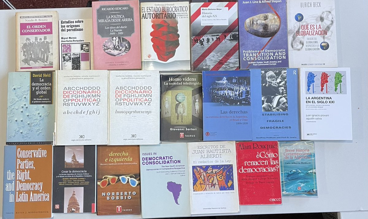 CpoliticaUBA's tweet photo. 🫂📚 Muchas gracias al profesor @fpedrosa2 por la donación de más de 2000 libros y revistas a la biblioteca de la carrera. https://t.co/HvDL84gMLW