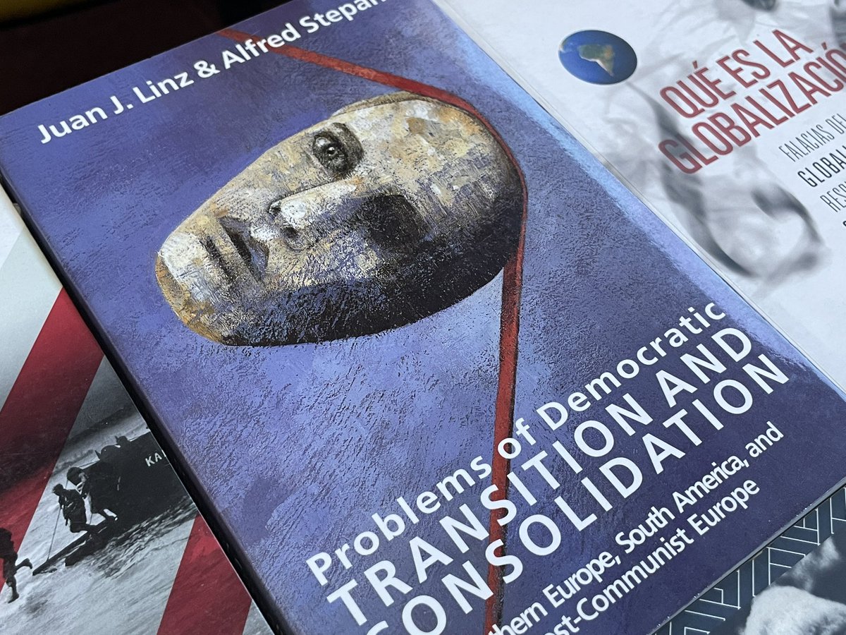 CpoliticaUBA's tweet photo. 🫂📚 Muchas gracias al profesor @fpedrosa2 por la donación de más de 2000 libros y revistas a la biblioteca de la carrera. https://t.co/HvDL84gMLW