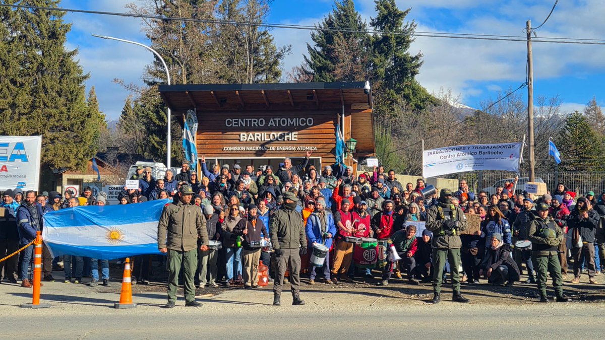 CNEAenlucha's tweet photo. Hoy abrazamos la CNEA en Bariloche para defender la ciencia y el desarrollo tecnológico argentino. Exigimos la reincorporación inmediata de nuestros compañeros y el fin del vaciamiento del organismo.

Sin trabajadores/as no hay CNEA, sin CNEA no hay soberanía tecnológica. https://t.co/1XwH1bJTky