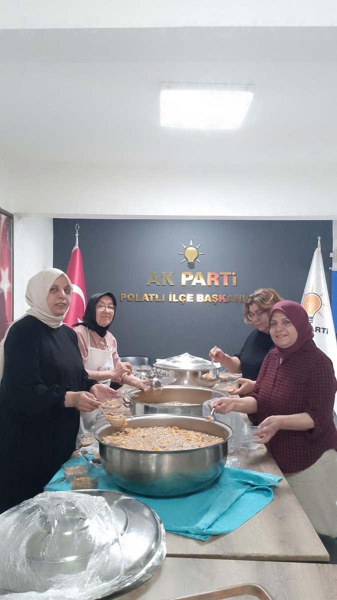 PolatliAkKadin's tweet photo. ilçe başkanımız @ItekeTeke  Kadın Kolları  bşk. @SerifeCeylan26 ve yönetim olarak Aşure ayı nedeniyle vatandaşlarımıza aşure dağıtımı yapıldı
Aşure paylaşmaktır;tadında birlik vardır,içinde bolluk ve bereket vardır.Bu mübarek gününüz hayırlı olsun.
@tugbaisikercan @akgul_aysel https://t.co/7kZ0RHs0fI
