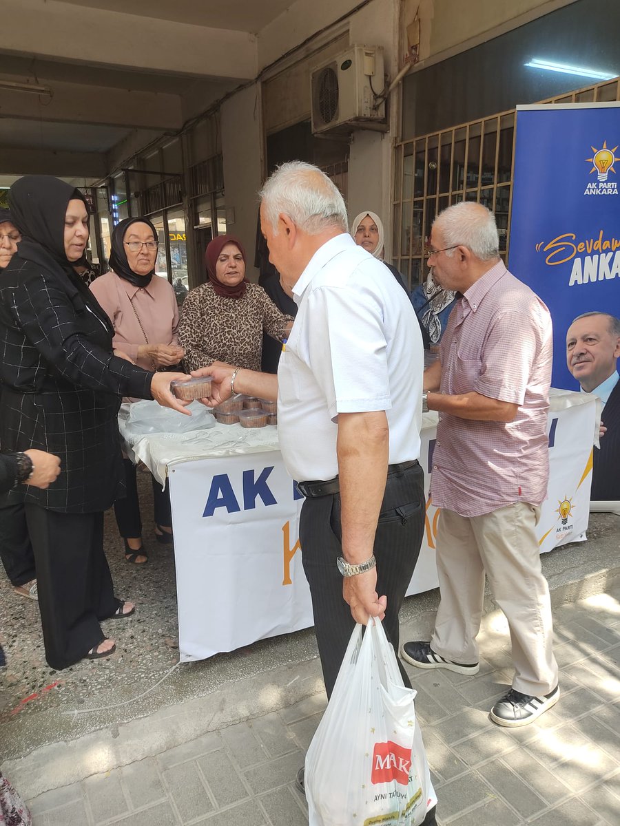 PolatliAkKadin's tweet photo. ilçe başkanımız @ItekeTeke  Kadın Kolları  bşk. @SerifeCeylan26 ve yönetim olarak Aşure ayı nedeniyle vatandaşlarımıza aşure dağıtımı yapıldı
Aşure paylaşmaktır;tadında birlik vardır,içinde bolluk ve bereket vardır.Bu mübarek gününüz hayırlı olsun.
@tugbaisikercan @akgul_aysel https://t.co/7kZ0RHs0fI