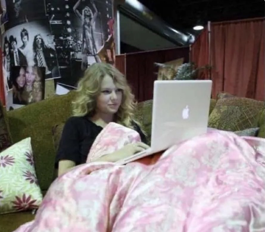 taylorlivex's tweet photo. Yo viendo a todos los invitados de camino a la boda de Taylor Swift https://t.co/3DcyZsiwmS
