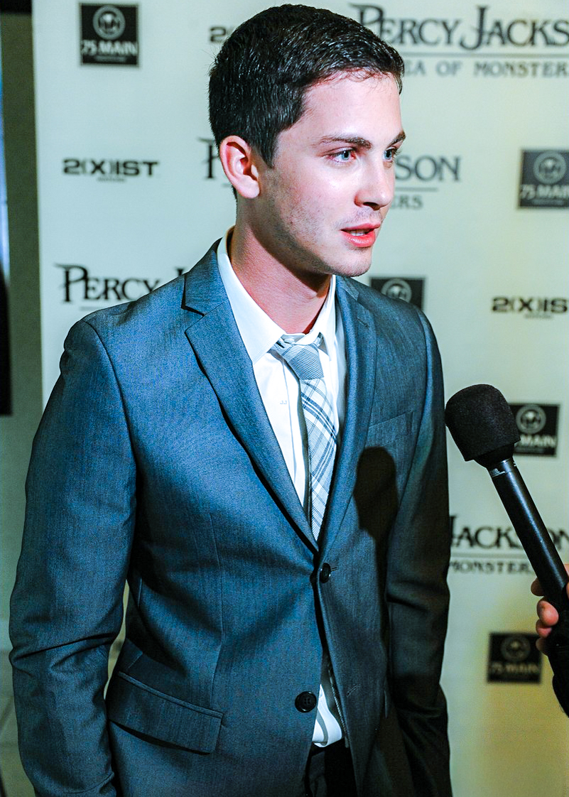 LoganLermanedit's tweet photo. Logan Lerman at the Percy Jackson: Sea Of Monsters Hamptons Premiere on July 28 2013 #loganlerman https://t.co/0BCa74KySC