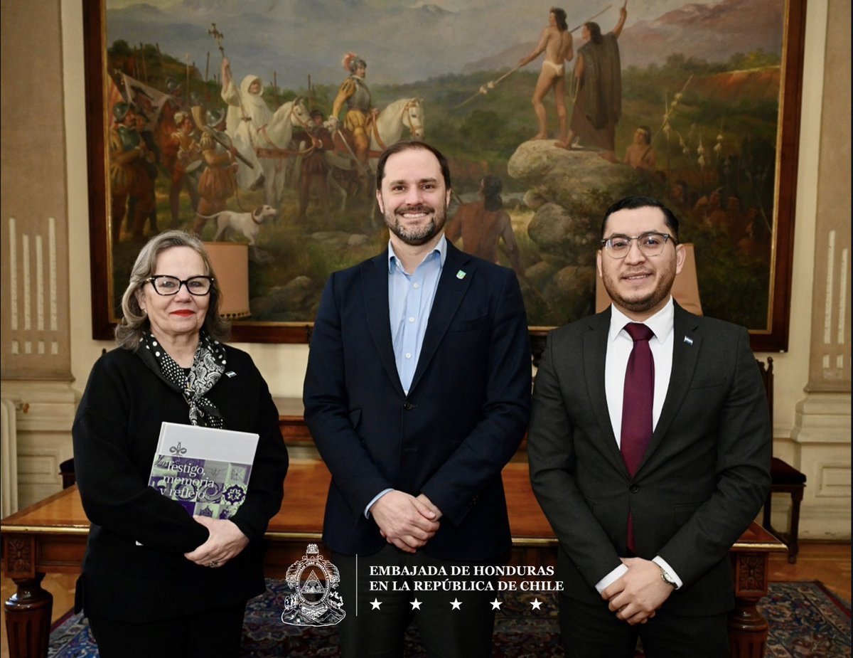 EmbdeHondurasCL's tweet photo. La Embajadora Rosa de Lourdes Paz, realizó una visita de cortesía al Alcalde de la Ilustre Municipalidad de Providencia, Sr. Jaime Bellolio, con el propósito de fortalecer los lazos de amistad y cooperación.
🇭🇳🤝🇨🇱 https://t.co/nO5HOeSJRE