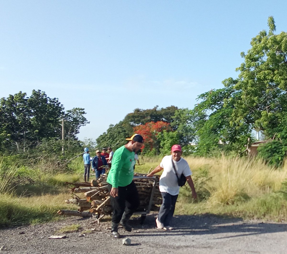 E_Rectora's tweet photo. En el cambio de labor, los trabajadores de la #UCMLT realizaron varias labores, una de ellas fue desmonte y recogida de leña para la cocina alternativa
Tarea difícil, pero no imposible
#SiSePuede
#LasTunas
@dgslastunas 
@DtorDgsTunas 
@YelenysLasTunas 
@LorenzoOsbel https://t.co/cvvACzZrOJ