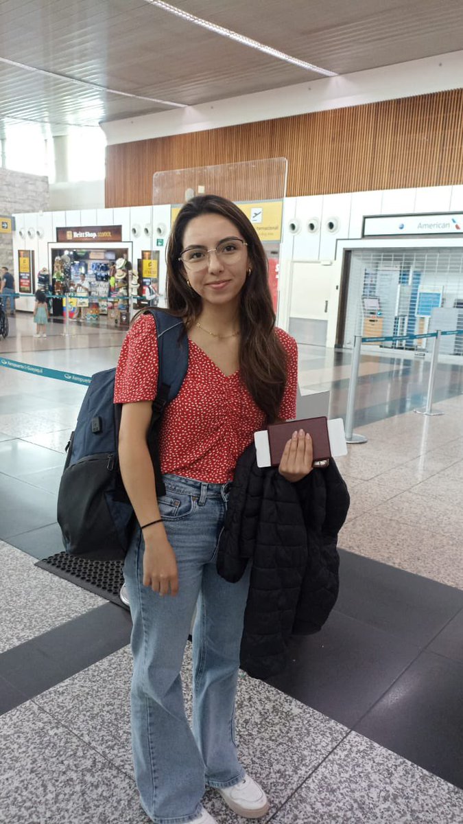 anahitorrescd's tweet photo. Yo en mi peak de depresión yendo al viaje que se supone pasaría full feliz 
(Nótese como se me ven hasta los huesos de la cara) https://t.co/R8ZDXXNh8l