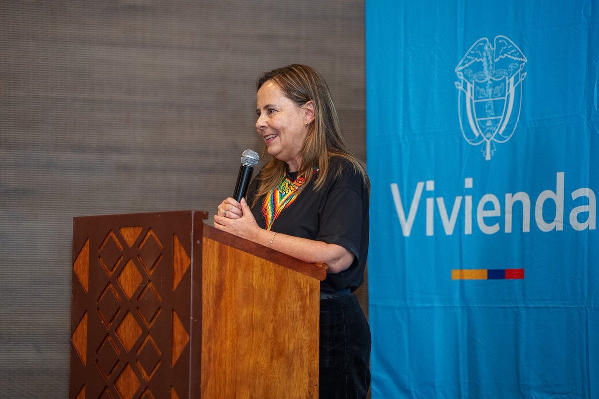 LuisAlfonsoEsc's tweet photo. El agua transforma el territorio y construye paz. 💧

Acompañamos a la Ministra de Vivienda, @HelgaMaRivasAr, en un encuentro convocado por @Empopasto para reconocer los avances en la seguridad hídrica de Pasto. Este espacio refleja la articulación que ha hecho posible una inversión histórica superior a $350 mil millones en agua potable, saneamiento básico y vivienda para #Nariño.

Destacamos el liderazgo de la Ministra y de su equipo para sacar adelante proyectos que durante años esperaron nuestras comunidades y que hoy se convierten en bienestar, dignidad y oportunidades para miles de familias nariñenses.

En #Nariño entendemos que la paz también se construye llevando agua, vivienda y dignidad a los territorios. Ese seguirá siendo nuestro camino.