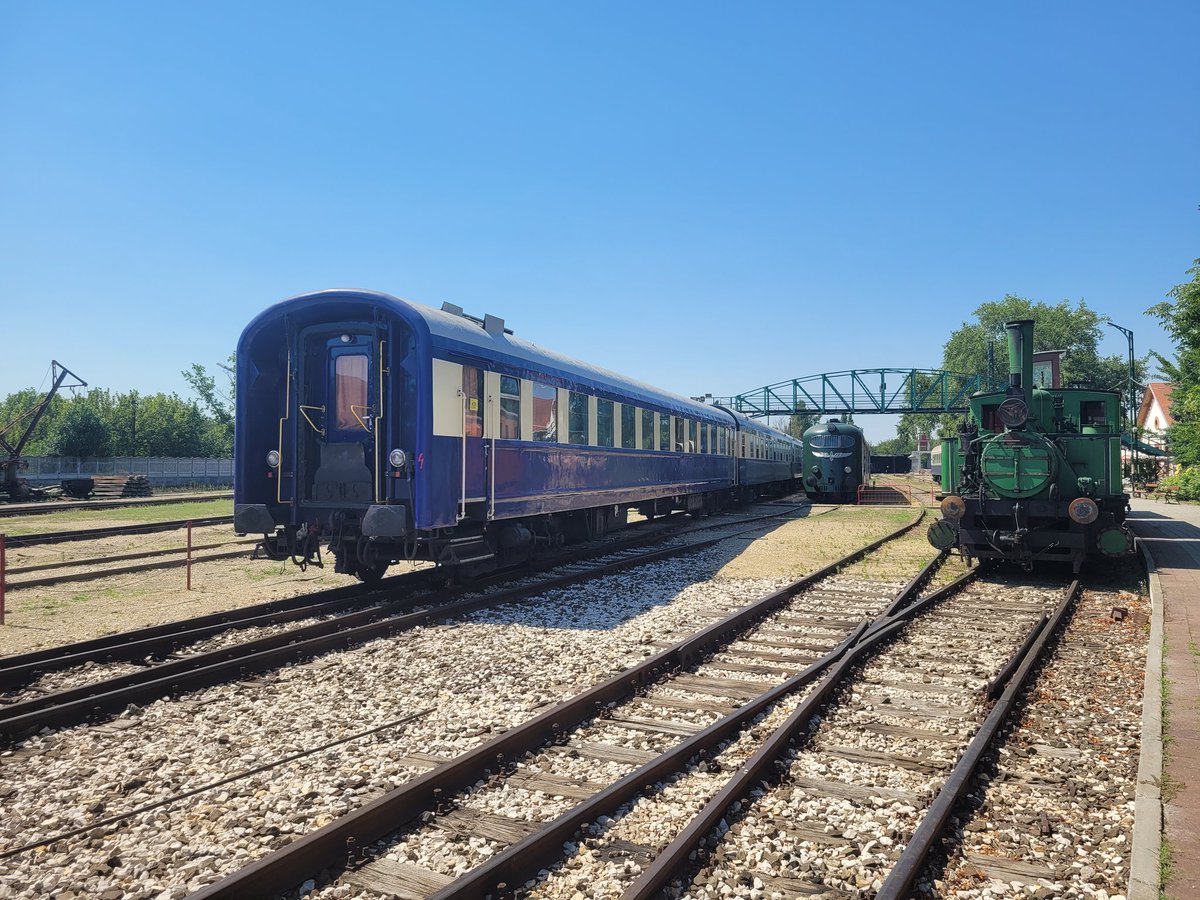 THR_Shrek's tweet photo. coming back outside from the roundhouse, next to the Class XII was a rake of Golden Eagle Danube Express coaches on display as well as a "Hargita" diesal Railcar parked next to them, ever the chance I wouldn't mind having a ride on the Golden Eagle in the future https://t.co/rwB6hVMtYp